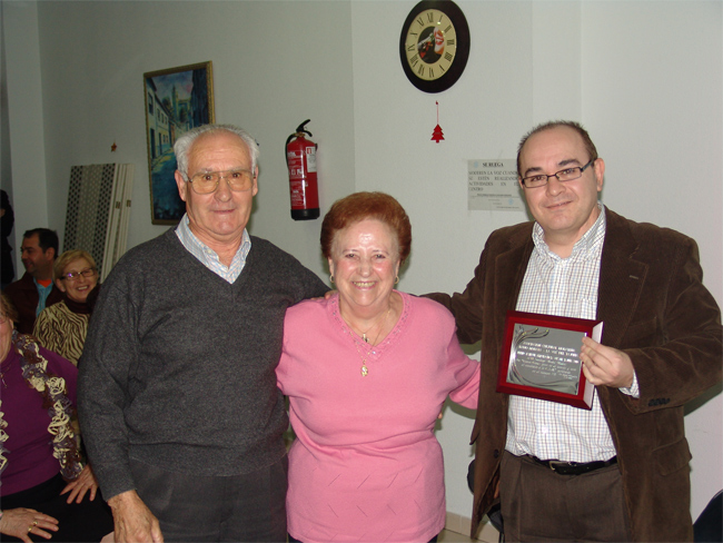  SANTIAGO MEDEL. Premio al mejor artículo 2010 en La Voz del Tajuña. Recogieron el premio sus padres.